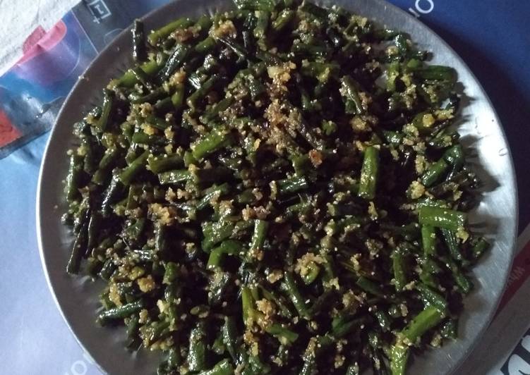 Barbati bhaja (kidney bean stir fry)