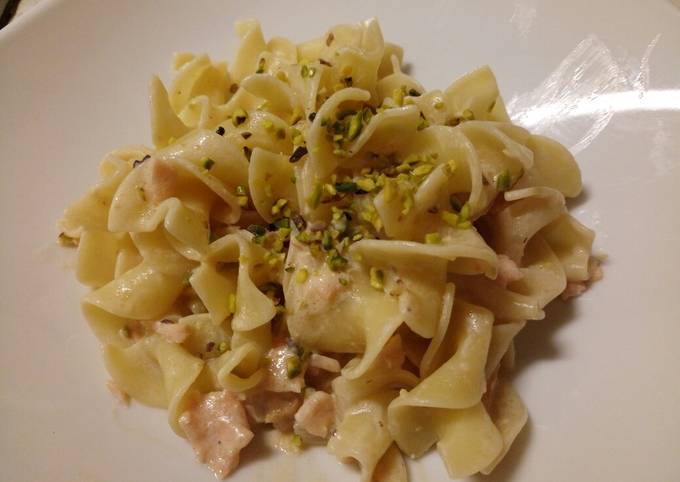 Pasta With Smoked Salmon and Pistachio Nuts