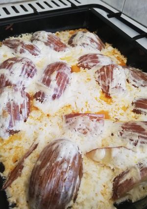 Héjában sült krumpli, kolbásszal és tejfölös öntettel recept fotója