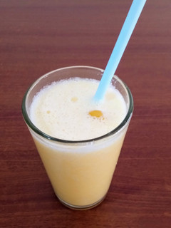 Una foto de Licuado multi frutal 🥭 🍑 🍊 🥛Mango, durazno y naranja