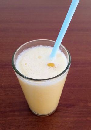Una foto de Licuado multi frutal 🥭 🍑 🍊 🥛Mango, durazno y naranja