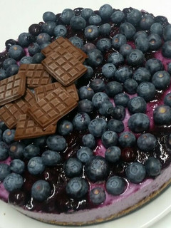 Una foto de Tarta de queso con arándanos azules frescos