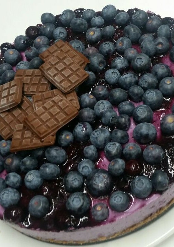 Una foto de Tarta de queso con arándanos azules frescos