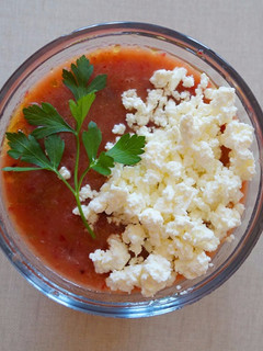 Una foto de Gazpacho de cerezas y requesón