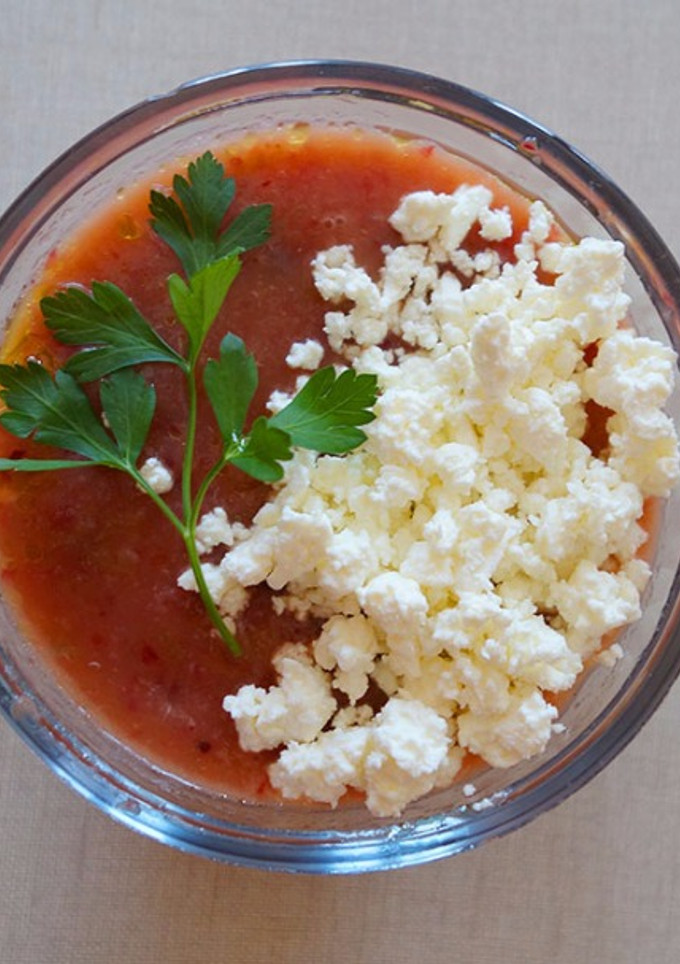 Una foto de Gazpacho de cerezas y requesón