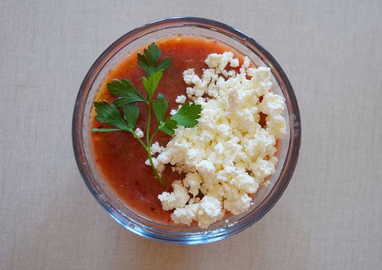 Gazpacho de cerezas y requesón