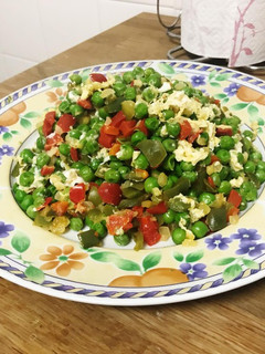 Una foto de Salteado de verduras con huevo