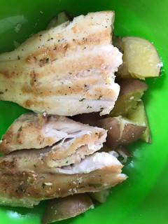 Una foto de Pescado saludable acompañado de papas hervidas