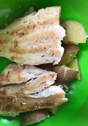 Una foto de Pescado saludable acompañado de papas hervidas
