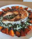 Salmón sobre arroz verde con tacos de calabaza