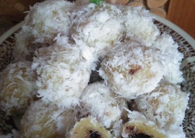 Klepon ubi kuning isi coklat