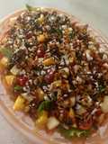 Ensalada fresca de brotes tiernos con mango, manzana, queso feta y nueces