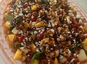 Una foto de ensalada de rúcula y queso feta