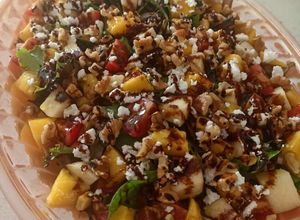 Foto principal de Ensalada fresca de brotes tiernos con mango, manzana, queso feta y nueces