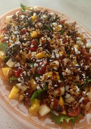 Una foto de Ensalada fresca de brotes tiernos con mango, manzana, queso feta y nueces