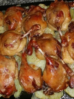 Una foto de Pato con patatas panadera
