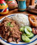 Carne Desmechada con Maduro Frito y Ensalada 🥩🍌🥗