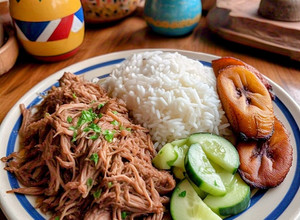 Una foto de Carne Desmechada con Maduro Frito y Ensalada 🥩🍌🥗