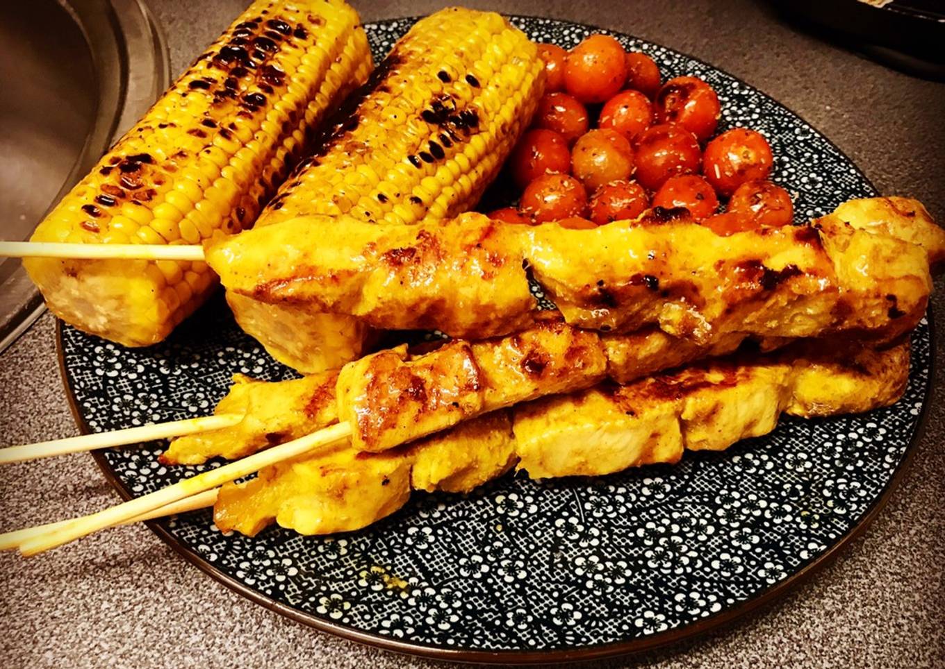 Cena saludable! Pincho moruno de pollo, tomatillos con orégano y mazorcas a la parrilla 🌽🌽🌽