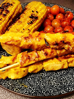 Una foto de Cena saludable! Pincho moruno de pollo, tomatillos con orégano y mazorcas a la parrilla 🌽🌽🌽