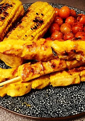 Una foto de Cena saludable! Pincho moruno de pollo, tomatillos con orégano y mazorcas a la parrilla 🌽🌽🌽