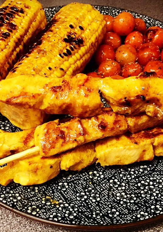 Una foto de Cena saludable! Pincho moruno de pollo, tomatillos con orégano y mazorcas a la parrilla 🌽🌽🌽