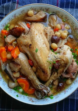 Hình của món Gà hầm nấm.