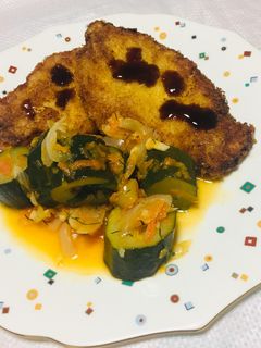 Una foto de Milanesa de Cerdo Apanada con Ensalada de zapallito Italiano Caliente! 🥬🥕🥩