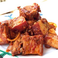 A picture of Spicy Roasted Pork And Onion.