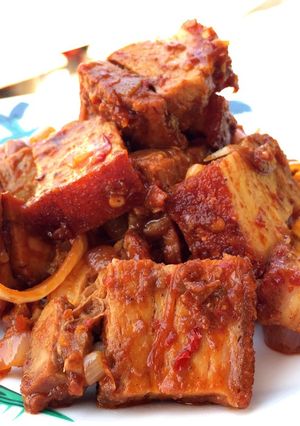 A picture of Spicy Roasted Pork And Onion.