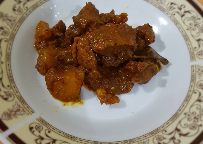 Rendang daging sapi dan kentang