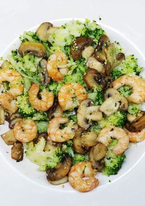 Une photo de Brocolis au champignons et crevettes