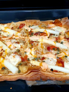 Una foto de Pizza con base de masa filo, salmón y queso gorgonzola