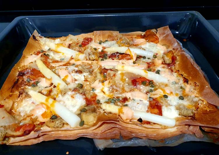 Pizza con base de masa filo, salmón y queso gorgonzola