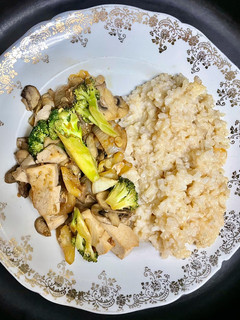 Una foto de Tofu teriyaki con verduras y champiñones