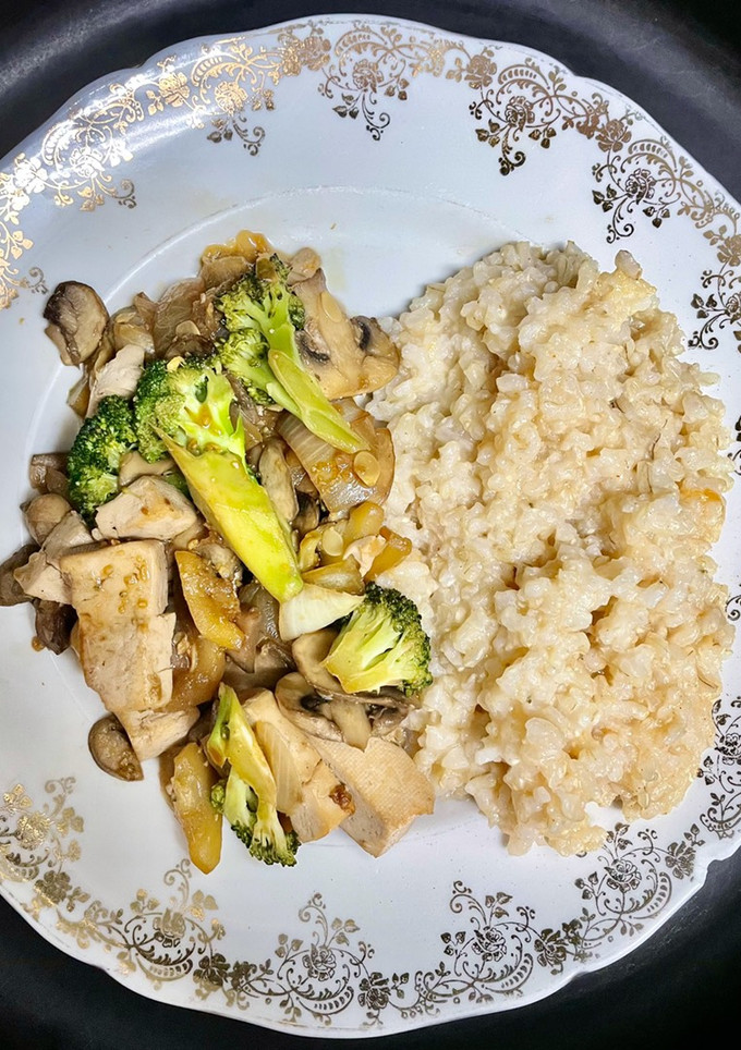 Una foto de Tofu teriyaki con verduras y champiñones