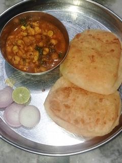 छोला और भटूरा (chola aur bhatura recipe in Hindi) रेसिपी मुख्य फोटो
