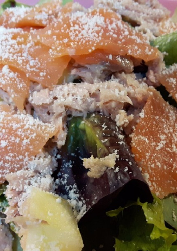 Una foto de Ensalada de atún, salmón y manzana