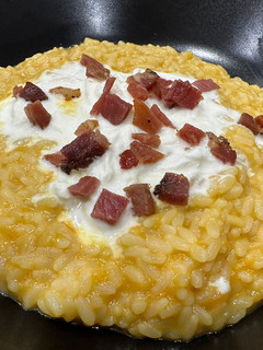 Foto di Risotto alla crema di zucca con stracciatella Andriese e speck croccante
