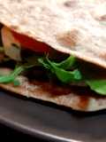 Piadina al farro con pomodoro rucola e caprino