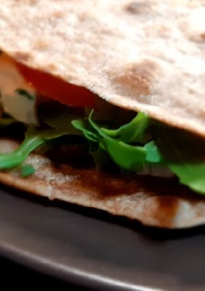 Foto di Piadina al farro con pomodoro rucola e caprino