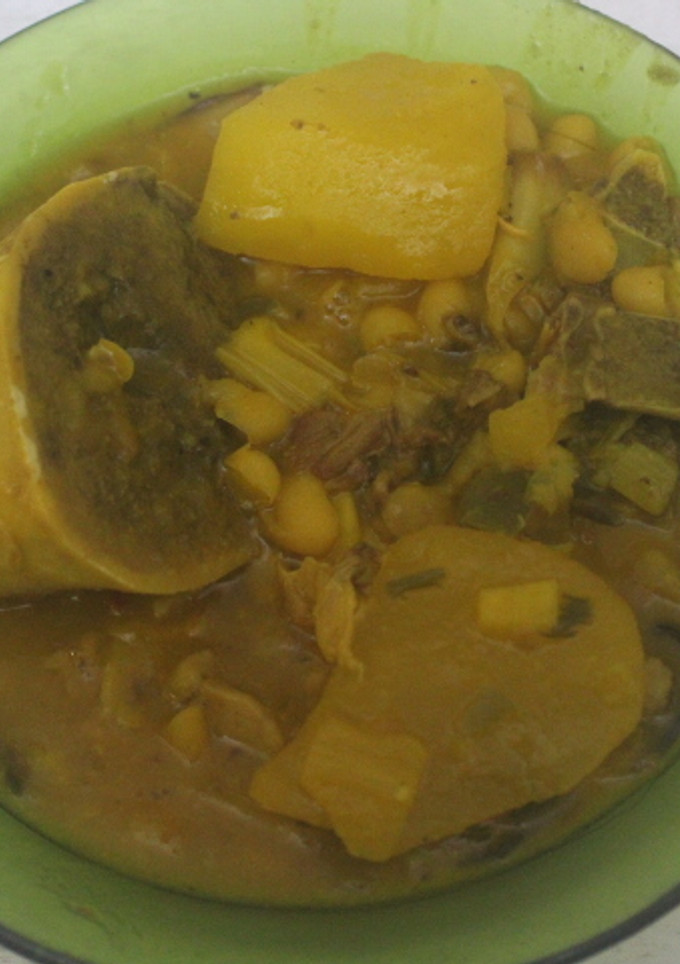 Una foto de Guiso de judías secas con huesos y verduras
