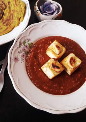 A picture of Stuffed cottage cheese in plum gravy.