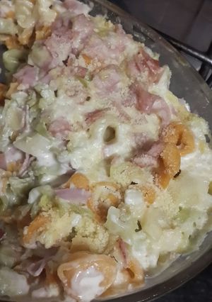 Una foto de Fideos con crema y jamón
