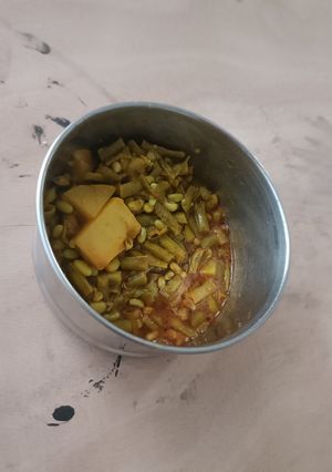 आलू बीन्स (aloo beans recipe in Hindi) रेसिपी मुख्य फोटो