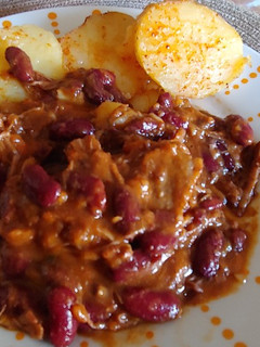 Una foto de Chili elaborado de ternera con patata al horno