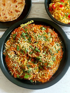બિકાનેરી ભરવાં દુધી (Bikaneri Stuffed Bottle gourd recipe in Gujarati) (Jain) રેસીપી મુખ્ય ફોટો