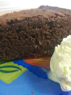 Una foto de Bizcocho de chocolate con helado de vainilla