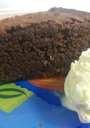 Una foto de Bizcocho de chocolate con helado de vainilla