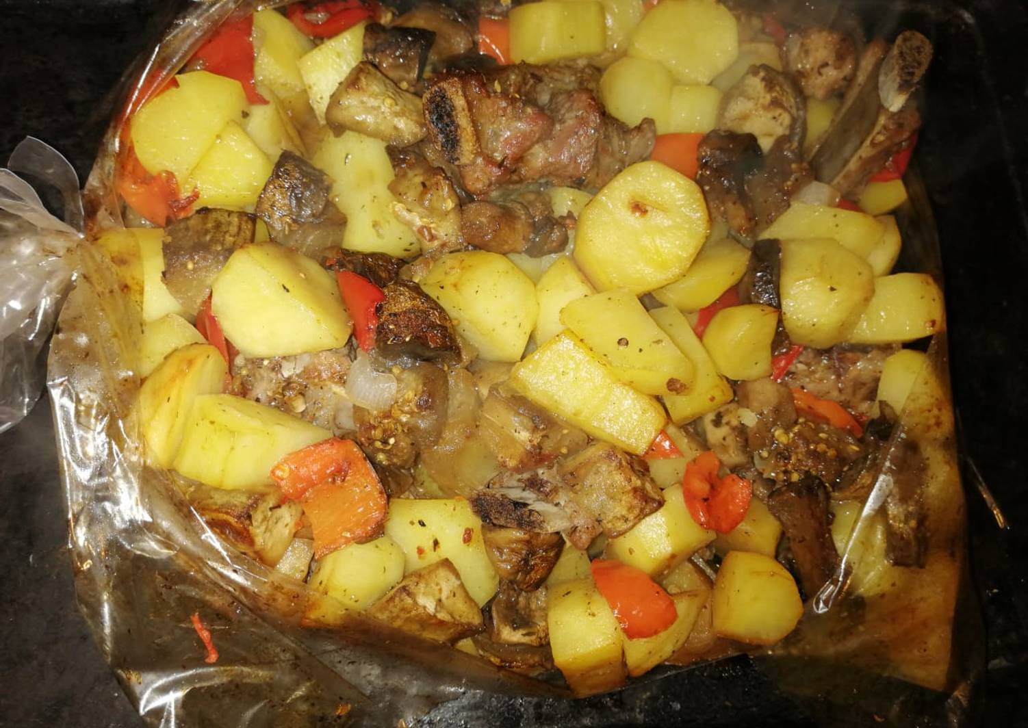 Мясо с овощами в рукаве рецепт. Свинина с картошкой в рукаве. Картошка с мясом в духовке в рукаве. Картошка с мясом и овощами в духовке. Свинина с картошкой в духовке.